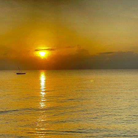 Lui Ushongo Beach House Pangani Экстерьер фото