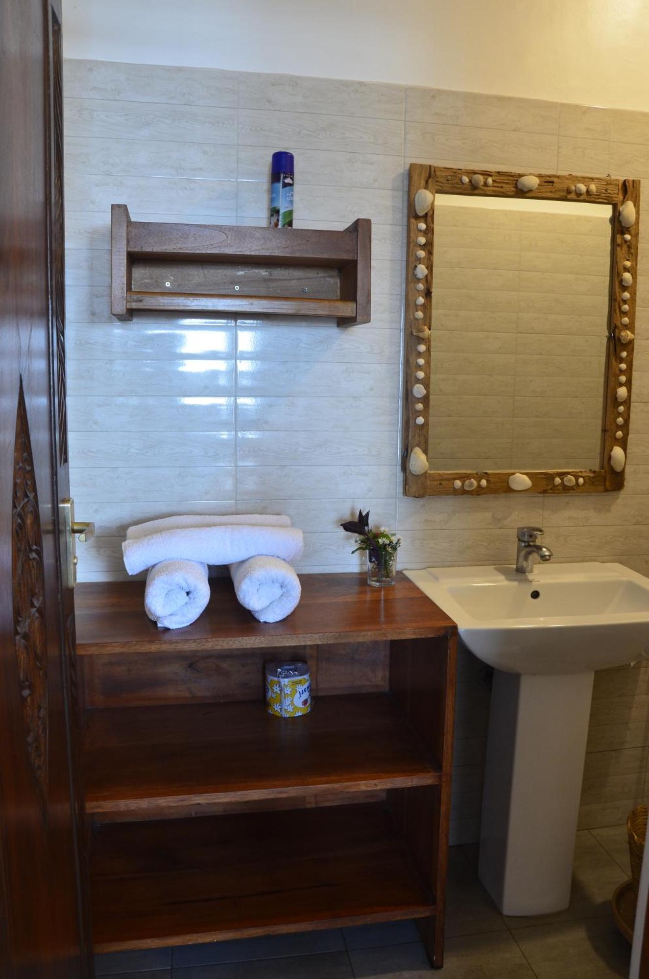 Lui Ushongo Beach House Pangani Экстерьер фото