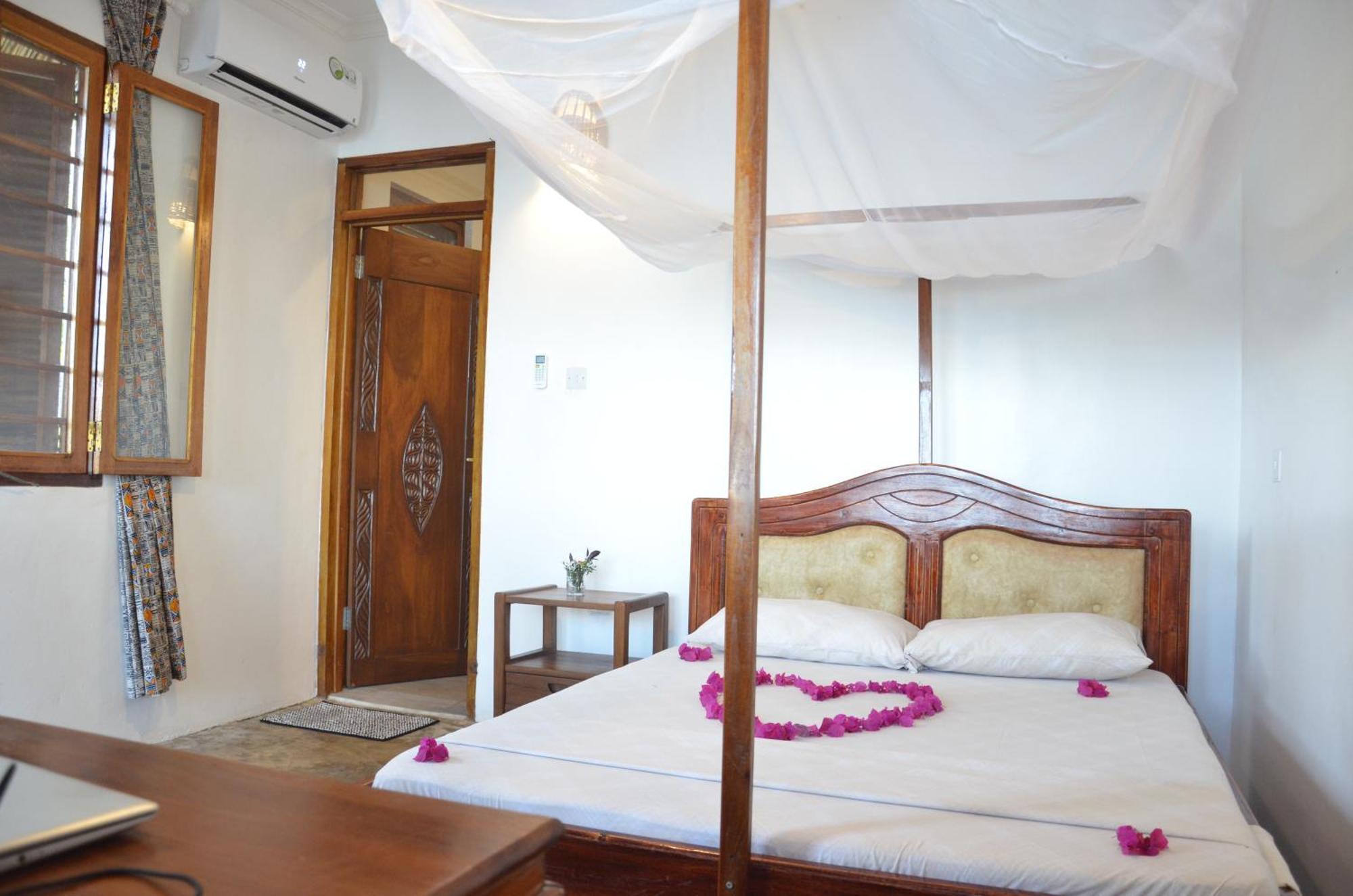 Lui Ushongo Beach House Pangani Экстерьер фото
